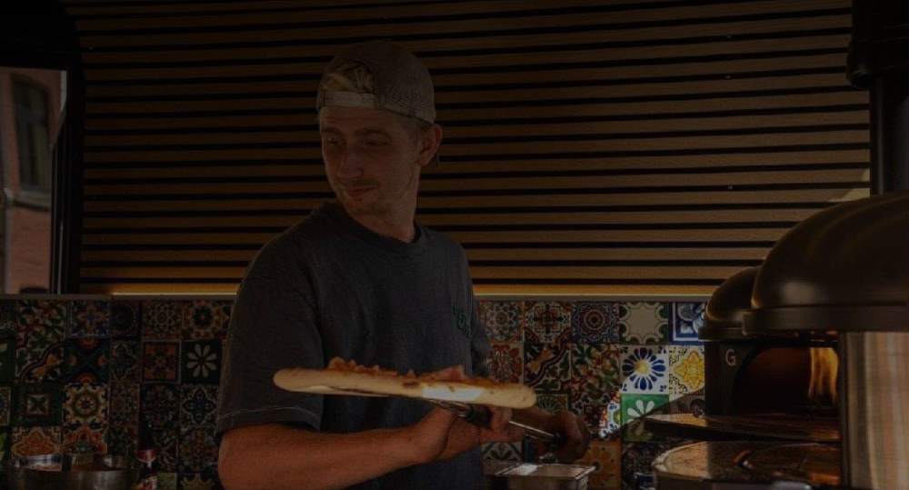 Pizza artisanale à la sortie du four, dorée et fondante