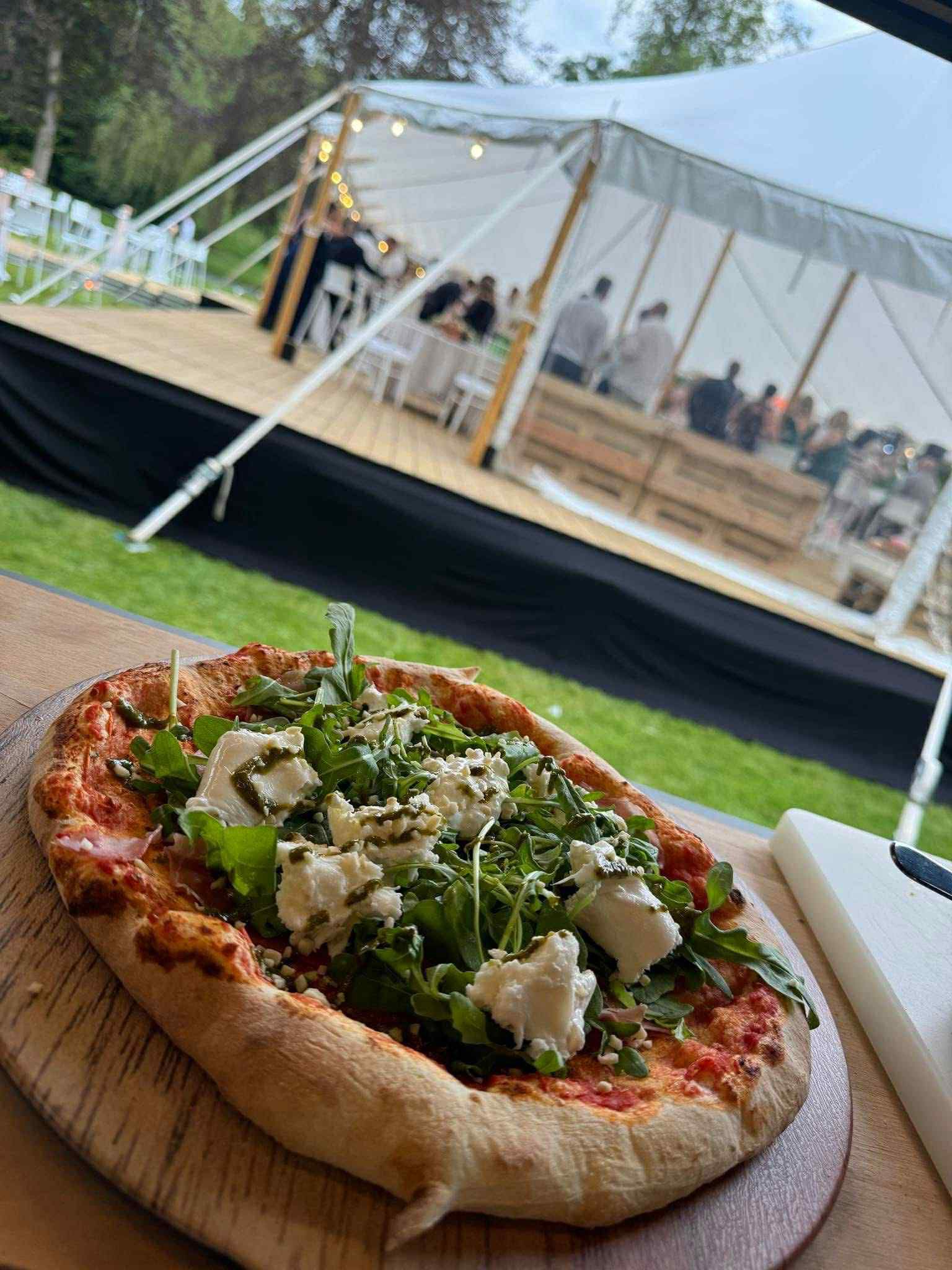 Pizza au chèvre et pesto avec pâte fine et fromage fondant