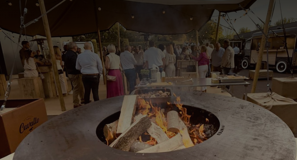 Plancha au feu de bois utilisée lors d’un événement culinaire Oevent