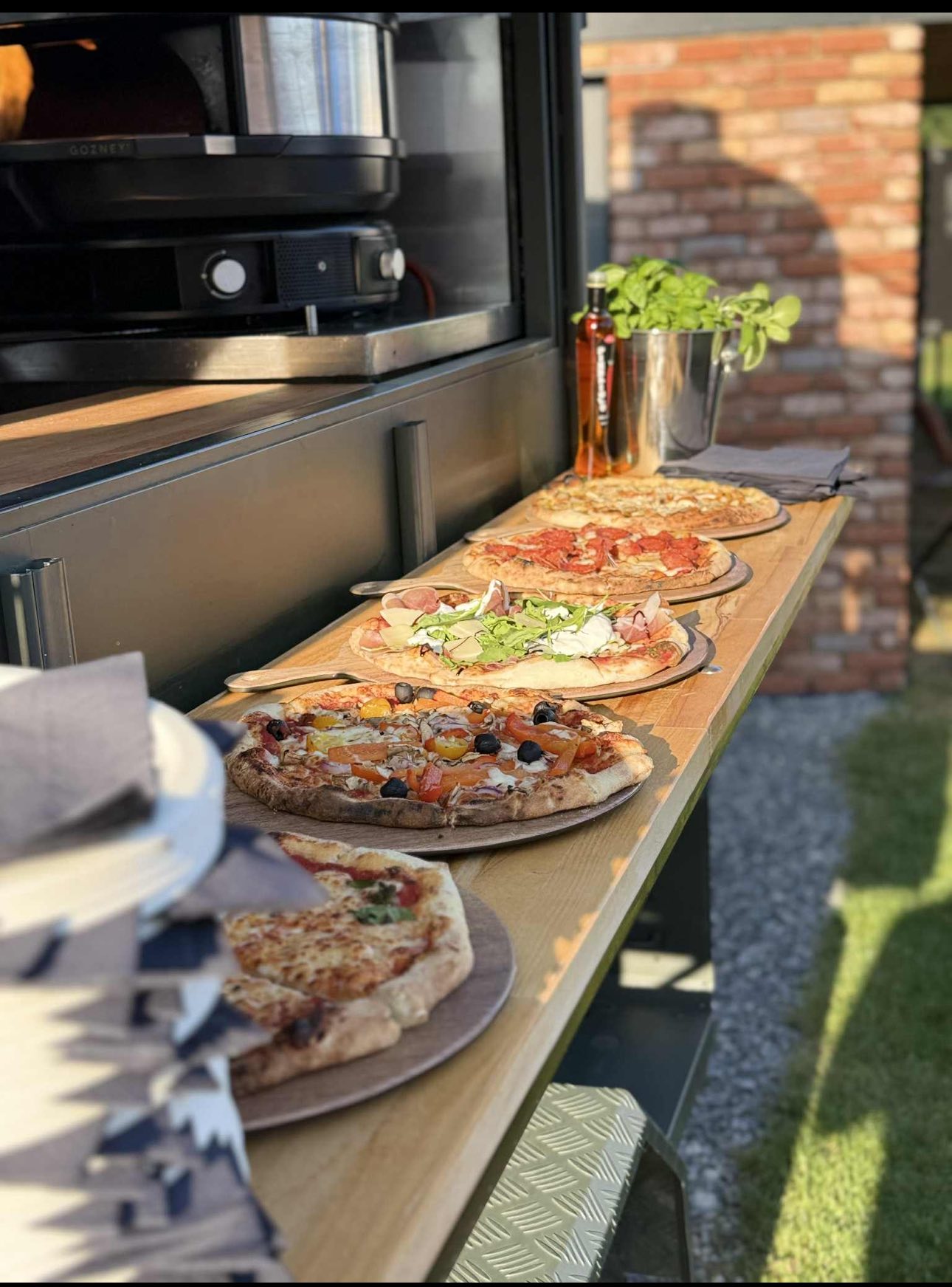 Cinq pizzas artisanales prêtes à être servies lors d’un événement Oevent