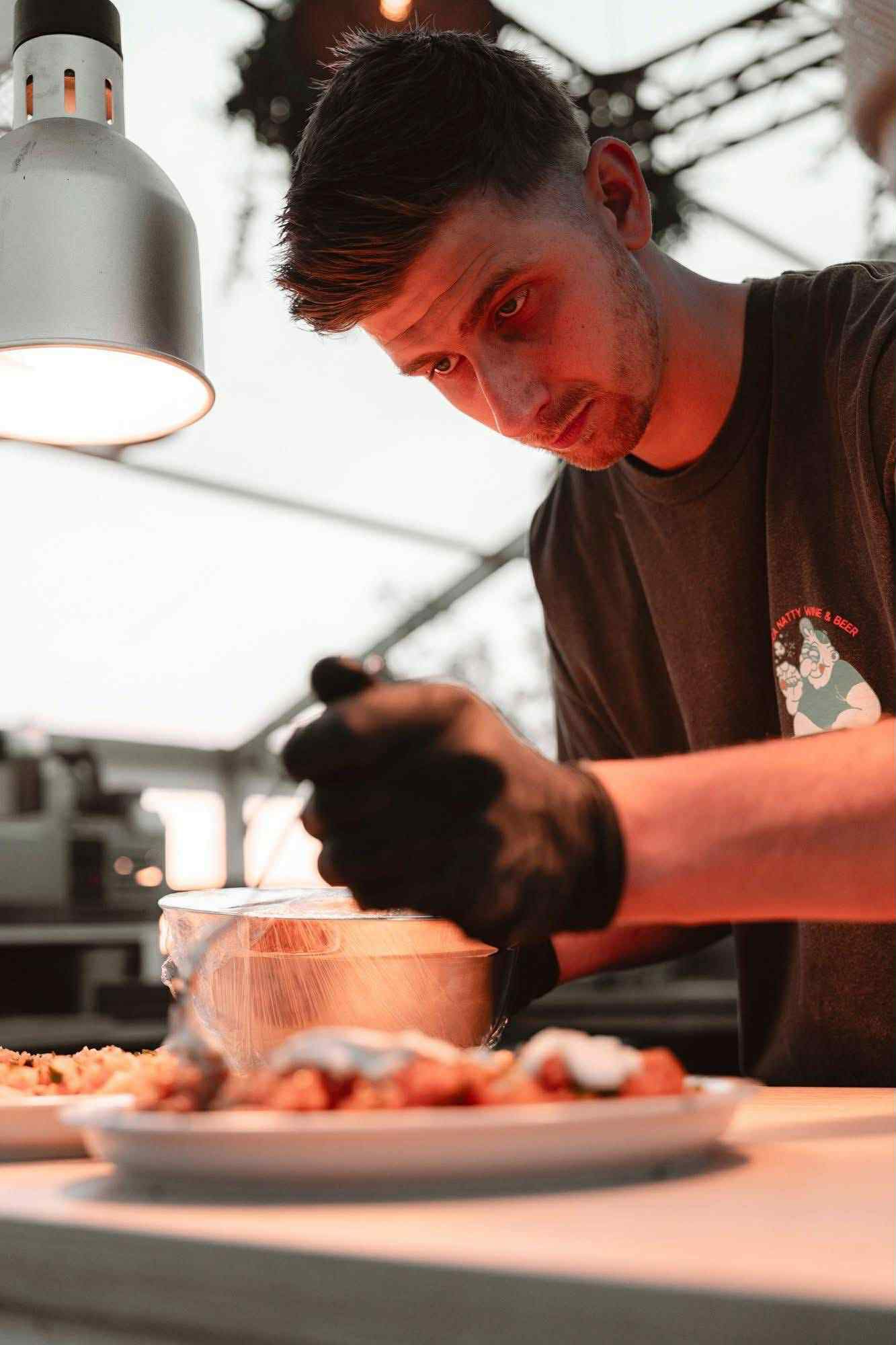 Chef concentré en pleine préparation pour régaler les papilles des clients