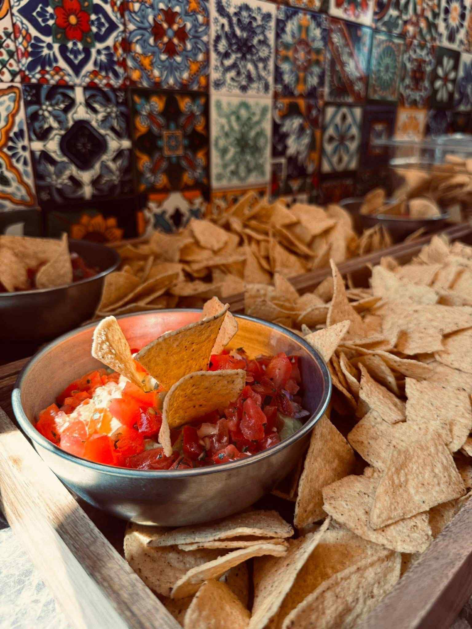 Tacos garnis servis dans un plat de tomates concassées