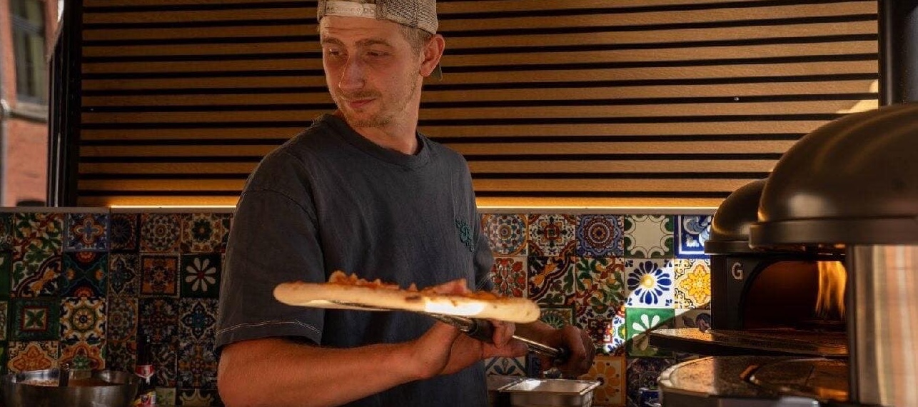 Pizza artisanale à la sortie du four, dorée et fondante